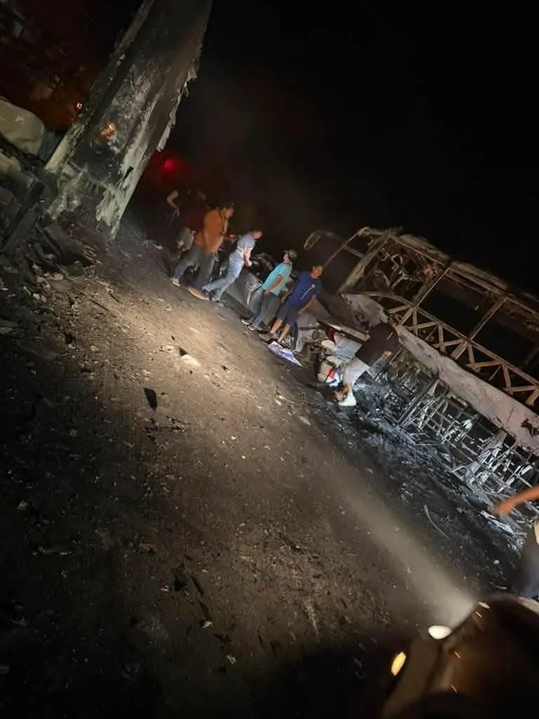 Mueren cuatro personas al chocar contra autobús incendiado 2 863381651 894620360310002 3208733511555536674 n