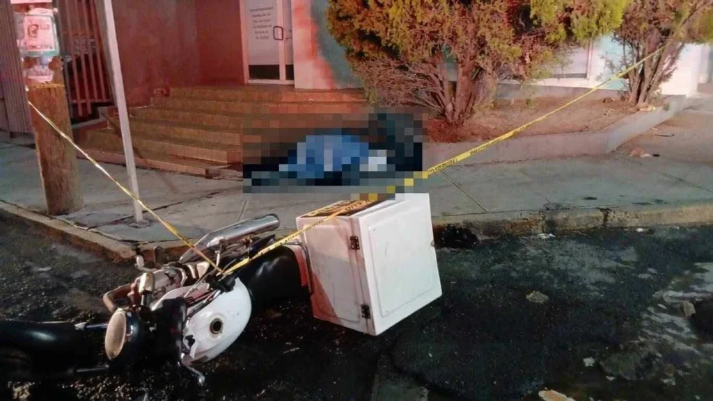 Muere motociclista impactado por un R-224 en Col. Independencia 2 Unidades de emergencia auxilian en la zona donde muere motociclista tras accidente vial.