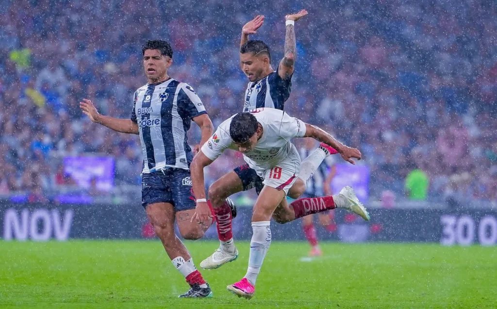 Reafirman suspensión de Almeyda y Pineda 1 Matías Almeyda y Orbelín Pineda enfrentan una suspensión de un partido tras el fallo de la comisión.