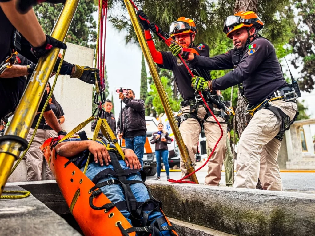Realizan simulacro en Panteón Dolores previo a Día de Muertos 2 Rescatistas de Protección Civil efectúan un simulacro en Panteón Dolores en Monterrey.
