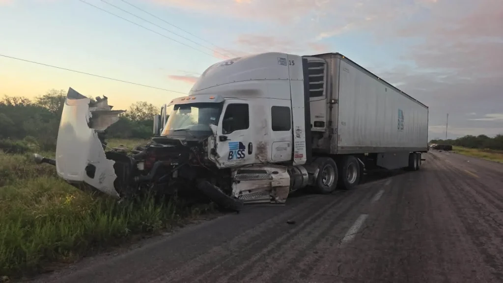 Muere un hombre en accidente sobre la carretera Reynosa-San Fernando 1 Cuerpos de emergencia rescatan unidades tras un grave accidente sobre la carretera Reynosa-San Fernando.