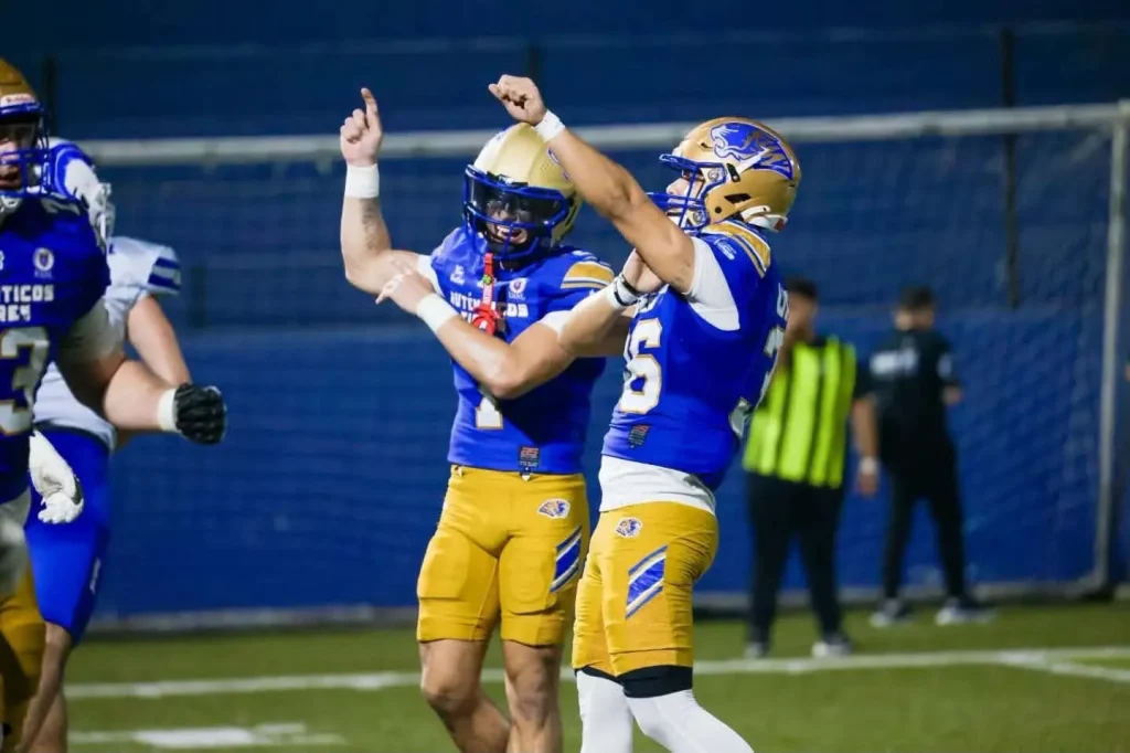 Auténticos Tigres gana previo al Clásico Estudiantil 3 Jugadores de Auténticos Tigres celebrando en el Estadio Gaspar Mass durante el encuentro.