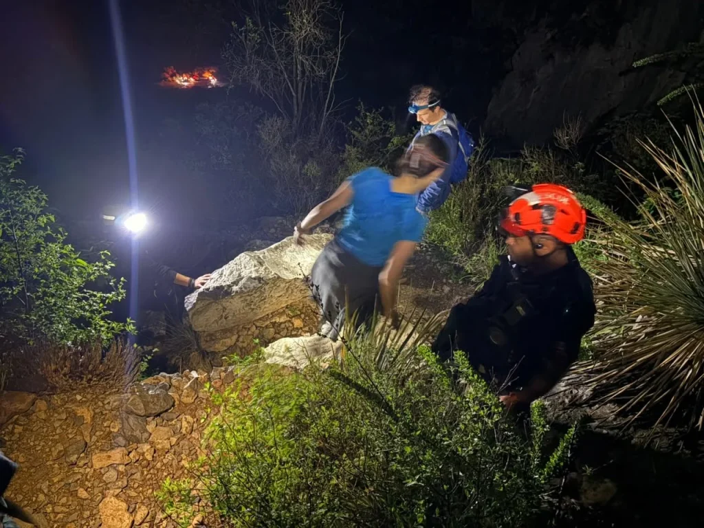 Rescate nocturno en La Huasteca; localizan a joven extraviada 2 867739678 1837755330580185 2106746205981706485 n