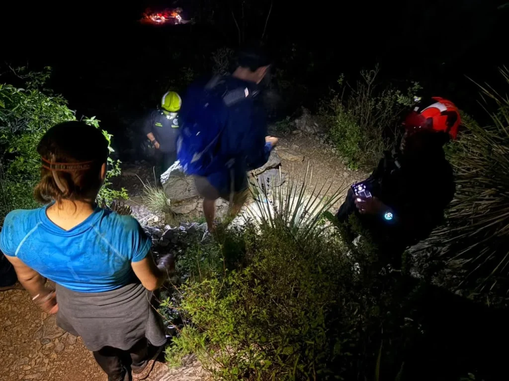 Rescate nocturno en La Huasteca; localizan a joven extraviada 3 867966350 1107359815477238 4533286248783853913 n