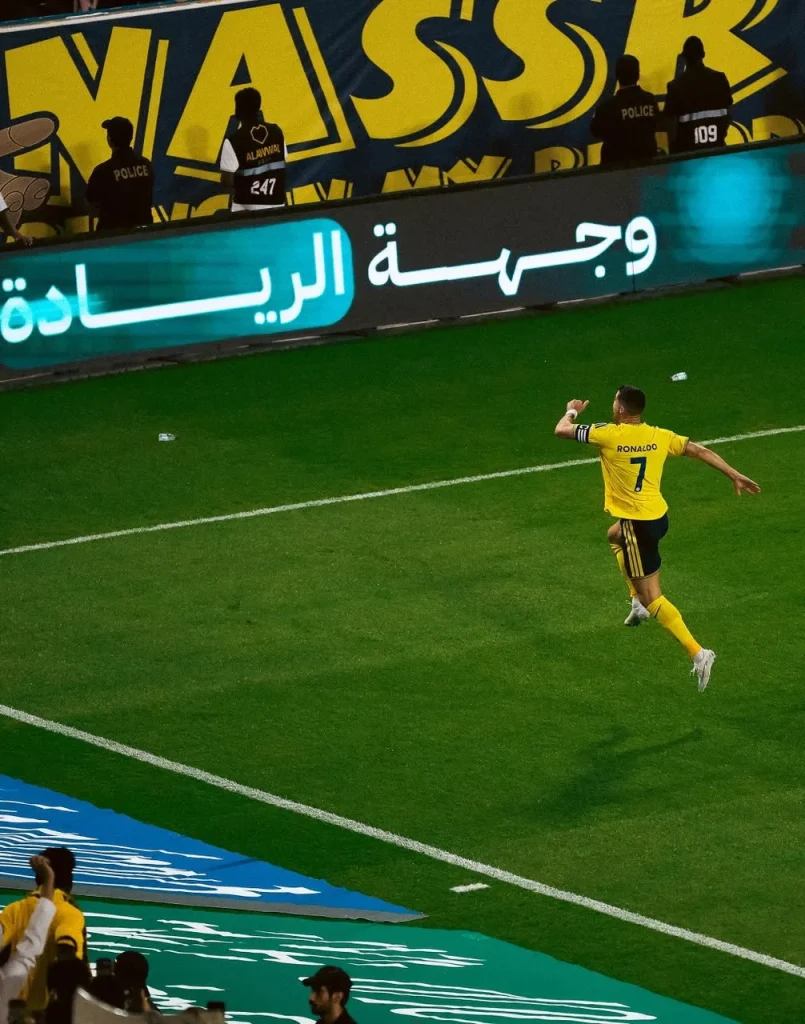 Anota Cristiano Ronaldo hat-trick y se acerca a mil goles 3 El delantero Cristiano Ronaldo celebra una anotación durante el partido con Al-Nassr.