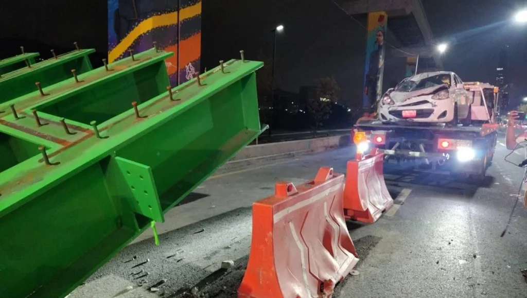 Otra del monorriel; ahora chocan ¡guardias de la obra! 1 Vehículo accidentado cerca de las obras del monorriel en la avenida Constitución.