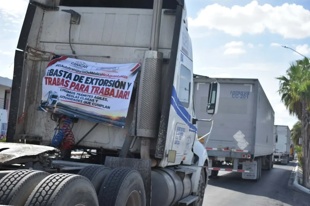 Paro de transportistas afecta cadenas de suministro en Reynosa 2 Camiones de carga varados durante el paro de transportistas en Reynosa.