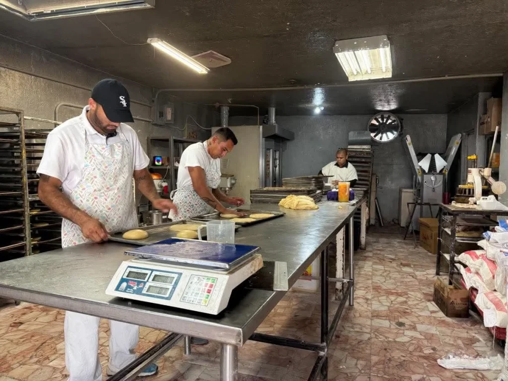 Inicia Grupo Despertar tradicional venta de pan de muerto 2 Elaboración artesanal en la tradicional venta de pan de muerto del Grupo Despertar en Reynosa.