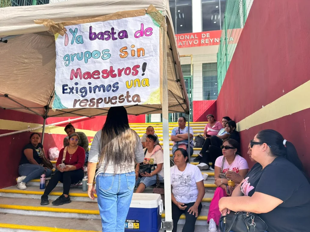 Mantienen padres protesta en Reynosa; rechazan propuesta del CREDE 2 Padres de familia continúan con la protesta en Reynosa afuera de las instalaciones del CREDE.