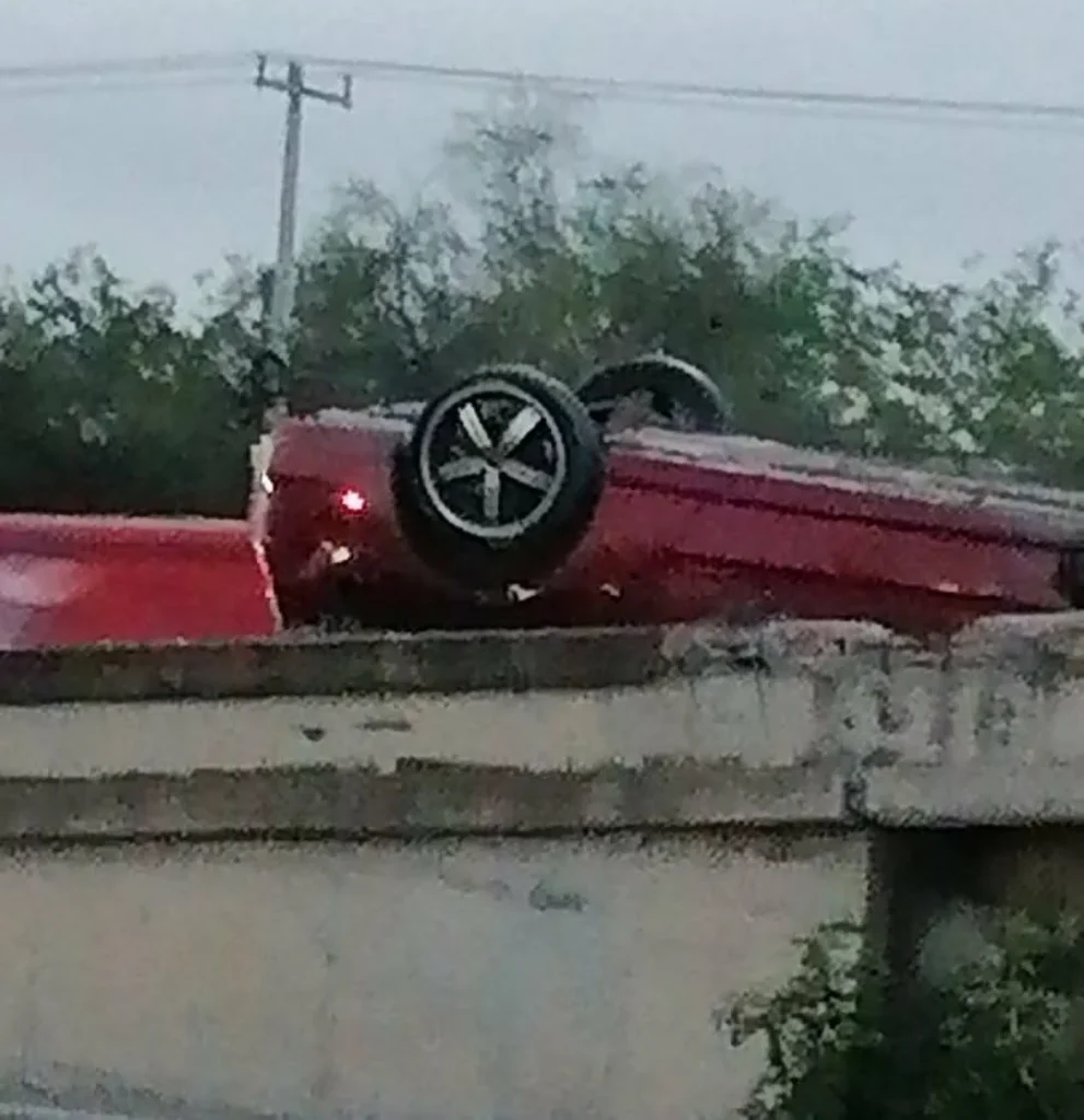 Vuelca automovilista en libramiento Monterrey-Matamoros 1 Vehículo volcado sobre el puente vehicular en el libramiento Monterrey-Matamoros en Reynosa.