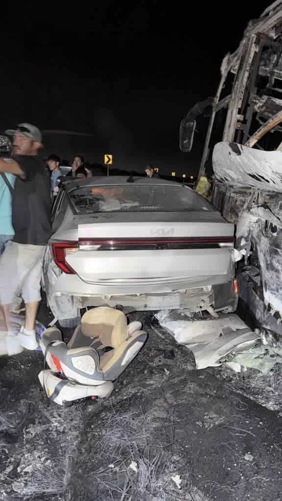 Mueren cuatro personas al chocar contra autobús incendiado 1 Un vehículo destruido tras chocar contra un autobús incendiado en Matamoros.