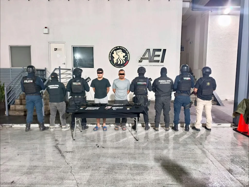 Reporta Fuerza Civil captura de cuatro generadores de violencia en Guadalupe y Linares 2 Agentes policiales tras la detención de cuatro presuntos generadores de violencia en Nuevo León.