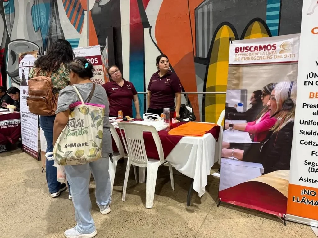 Ofertan 2 mil 300 vacantes en segunda jornada del empleo 2 Asistentes buscan oportunidades de trabajo durante la jornada del empleo en el Auditorio Municipal de Reynosa.