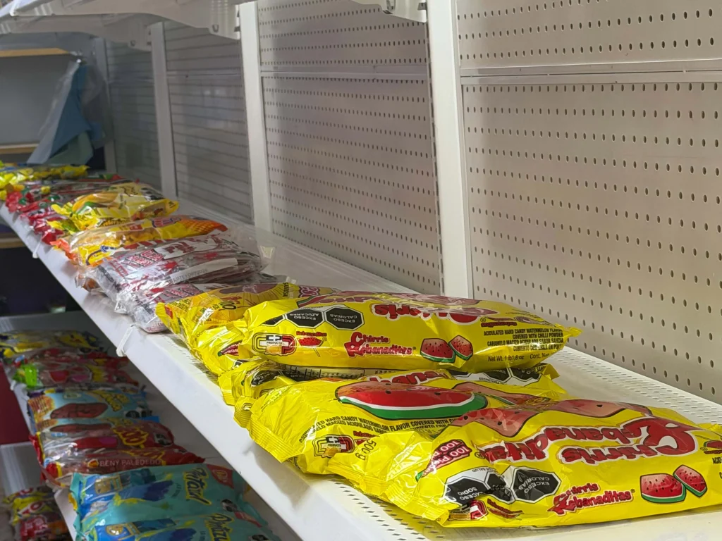Dulcerías reportan bajas ventas por Halloween; esperan repunte el 31 de octubre 1 Comercio de golosinas en Reynosa donde dulcerías reportan bajas ventas antes de la noche de Halloween.