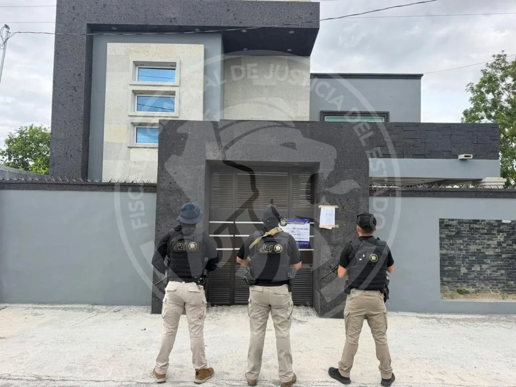 Catean siete viviendas en China y General Bravo; detienen a dos hombres 3 Elementos de seguridad acuden al operativo donde catean siete viviendas en Nuevo León.