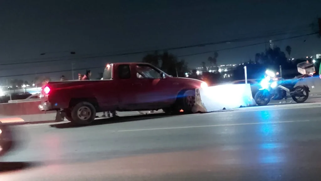 Conductor detiene su trayecto contra muro de contención en Reynosa 2 Camioneta accidentada tras chocar contra el muro de contención en Reynosa.