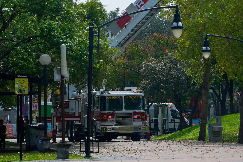 Rescatan a salvo a hombre que subió plataforma en Parque Fundidora 2 Cuerpos de rescate laboran en la estructura metálica en Parque Fundidora para poner a salvo a un hombre.
