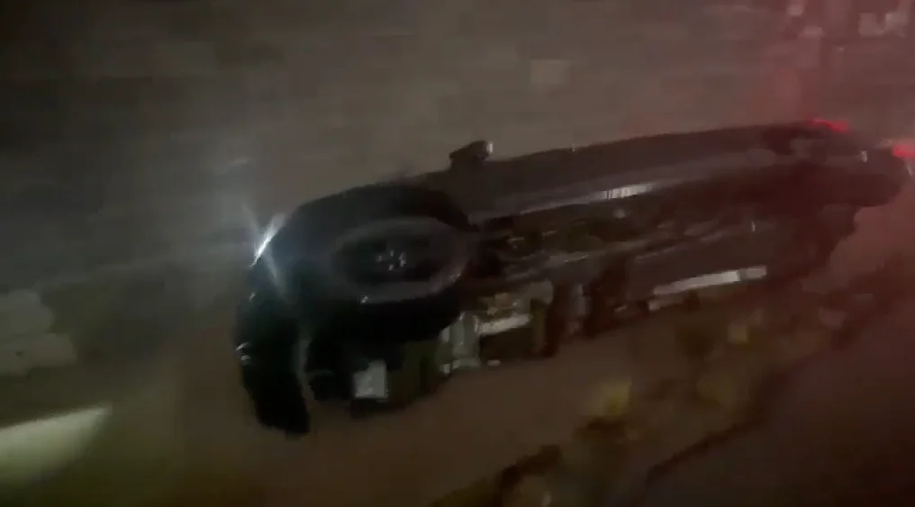 Vuelca camioneta en Carretera Nacional; PC de Monterrey reporta afectaciones (VIDEO) 1 Camioneta volcada en la Carretera Nacional atendida por Protección Civil de Monterrey.