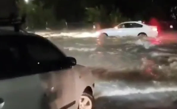 Lluvias de Nuevo León dejan siete personas rescatadas 2 Un vehículo varado por las lluvias de Nuevo León atendido por corporaciones de auxilio.