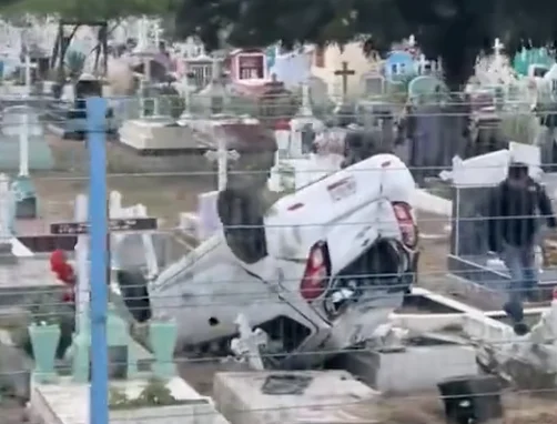 Accidente de ultratumba; conductor termina volcado dentro del panteón de La Borreguera 1 Vehículo volcado dentro del panteón de La Borreguera tras accidente vial.