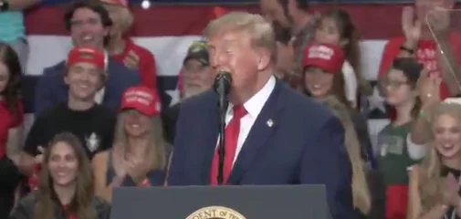 Trump lanza piropo a Nicki Minaj durante mitin republicano 1 El momento en que Donald Trump lanza piropo a la cantante Nicki Minaj durante un evento político.