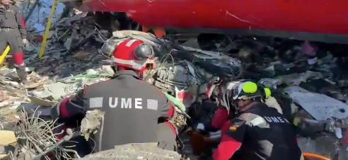 SRE externa condolencias a españoles tras accidente ferroviario 2 Personal de emergencia trabajando en el lugar del accidente ferroviario en España.