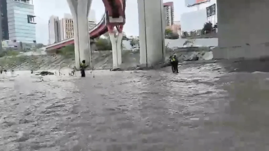Rescatan a hombre de 32 años atrapado en corriente del Río Santa Catarina 3 Captura de pantalla 2026 10 16 a las 5.22.25 p.m