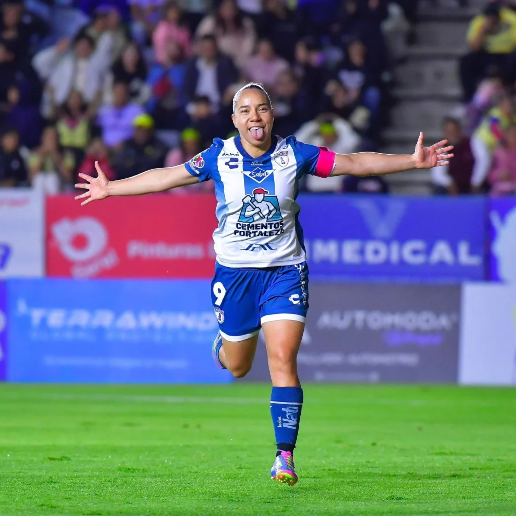 Charlyn Corral gana Delantera del Año en el Balón de Oro 4 La futbolista Charlyn Corral tras recibir su galardón en la ceremonia del Balón de Oro.