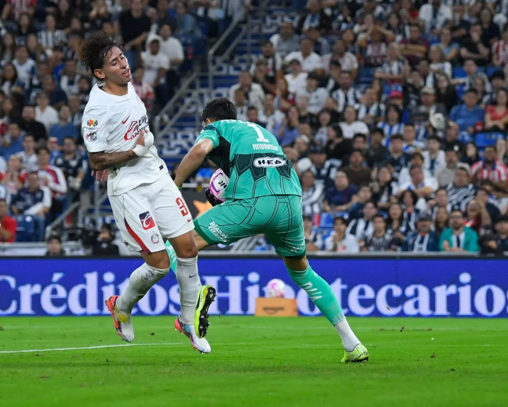 Chivas vence a Monterrey 1-0 durante aguacero 10 Chivas derrota Monterrey 10