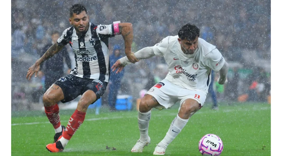 Chivas derrota Monterrey Jugadores en el partido donde Chivas derrota a Monterrey en el Estadio BBVA.