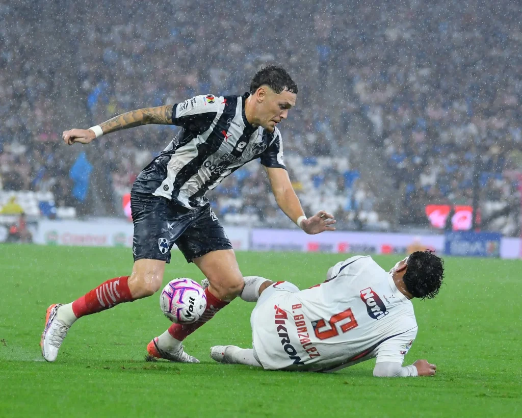 Chivas vence a Monterrey 1-0 durante aguacero 6 Chivas derrota Monterrey 12
