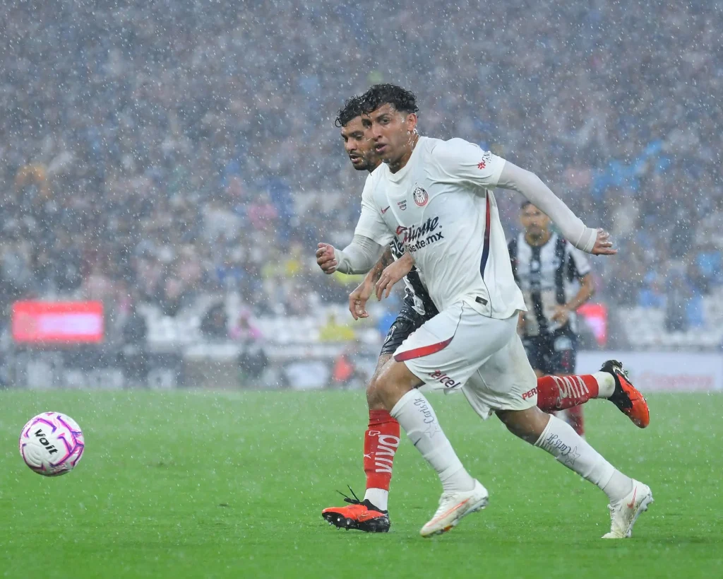 Chivas vence a Monterrey 1-0 durante aguacero 27 Chivas derrota Monterrey 2