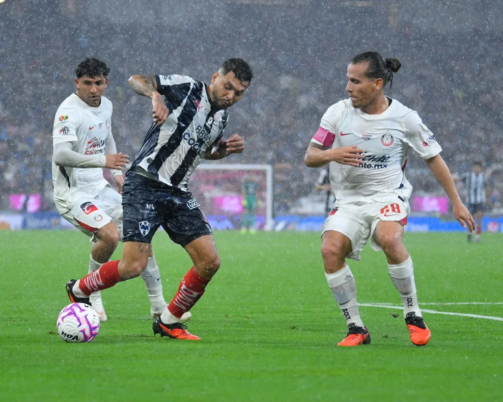 Chivas vence a Monterrey 1-0 durante aguacero 2 Chivas derrota Monterrey 7