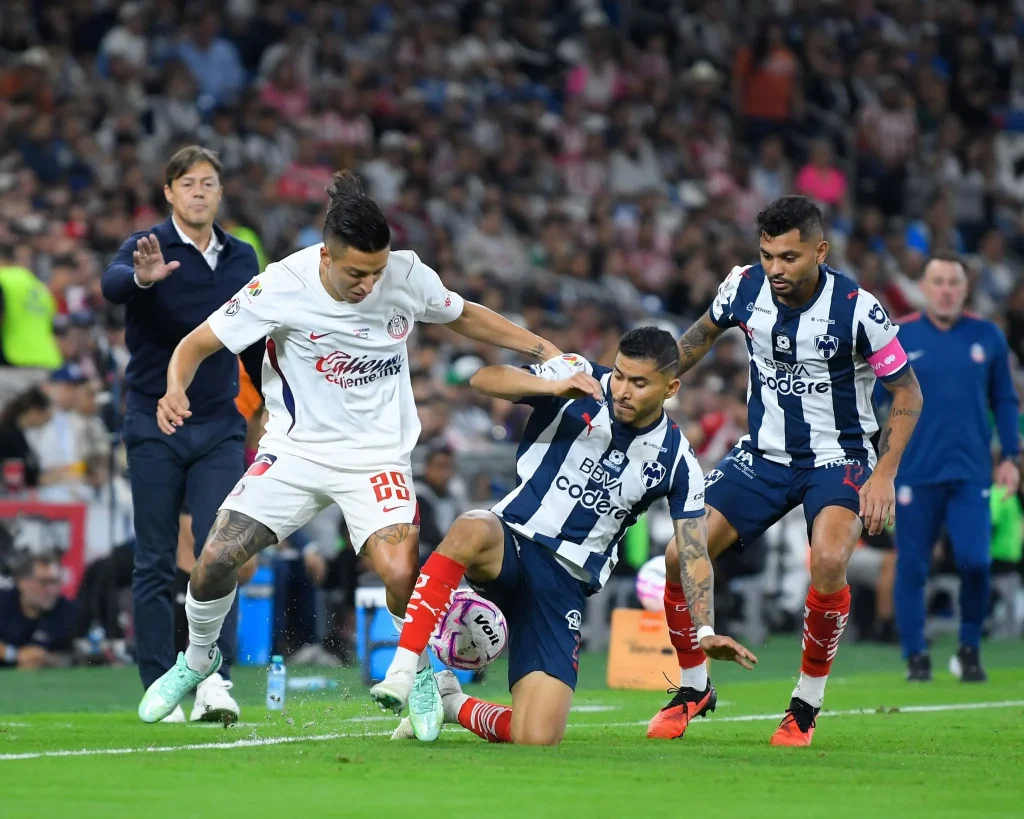 Chivas vence a Monterrey 1-0 durante aguacero 5 Chivas derrota Monterrey 8