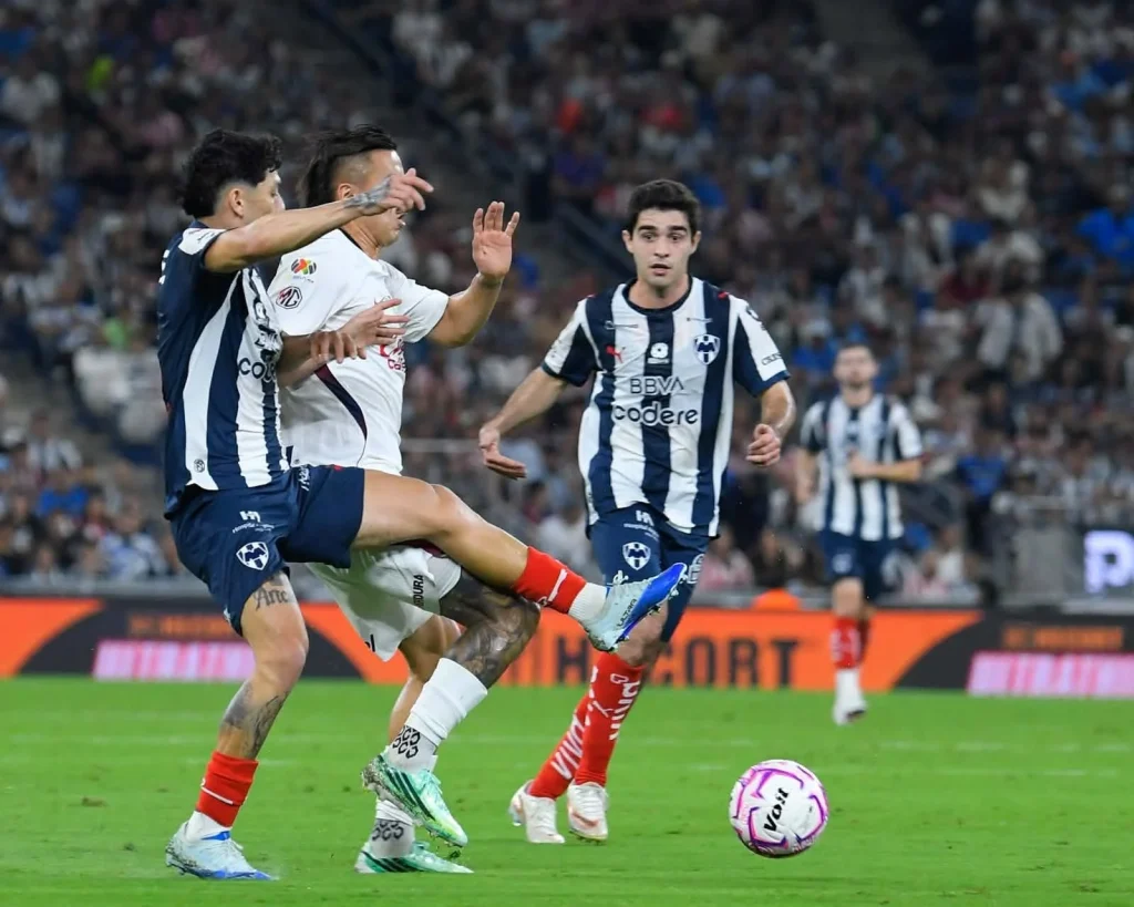 Chivas vence a Monterrey 1-0 durante aguacero 8 Chivas derrota Monterrey 9