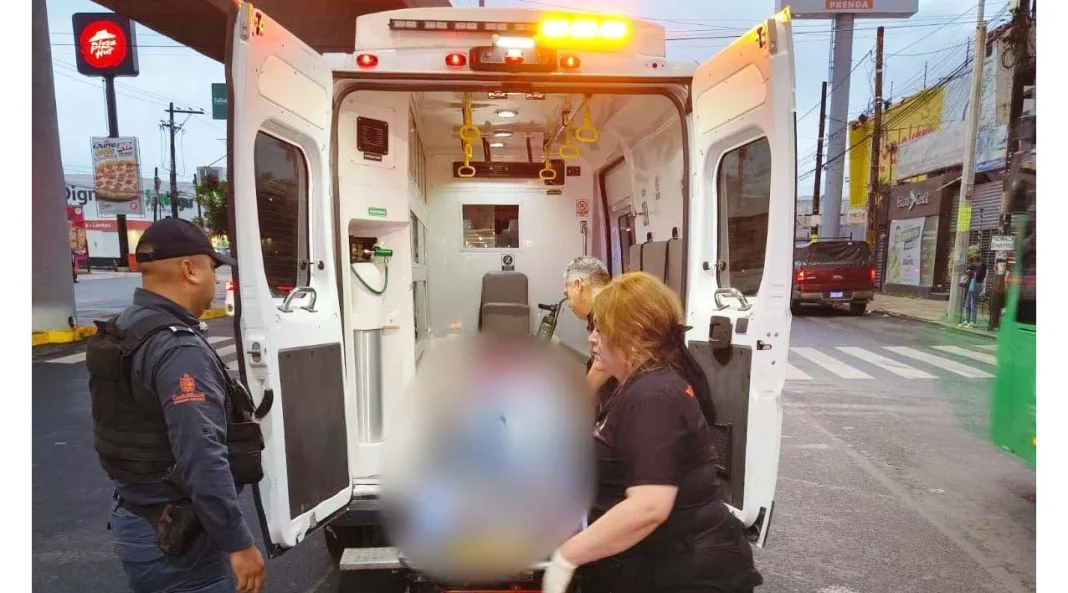 Detienen a conductor 1 Elementos policiales detienen a conductor en Guadalupe tras atropellamiento