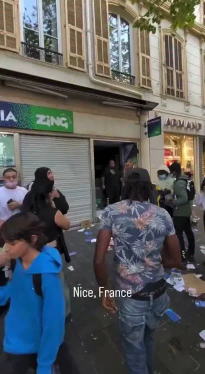 Como Gokú, hombre se defiende ante saqueos en Francia 2 GOKU 3