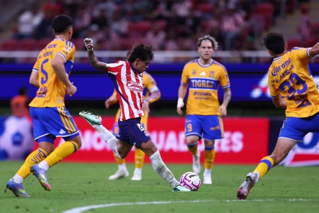 Tigres empata Chivas con 10 jugadores 7 Tigres empata Chivas en el partido de la jornada 12.
