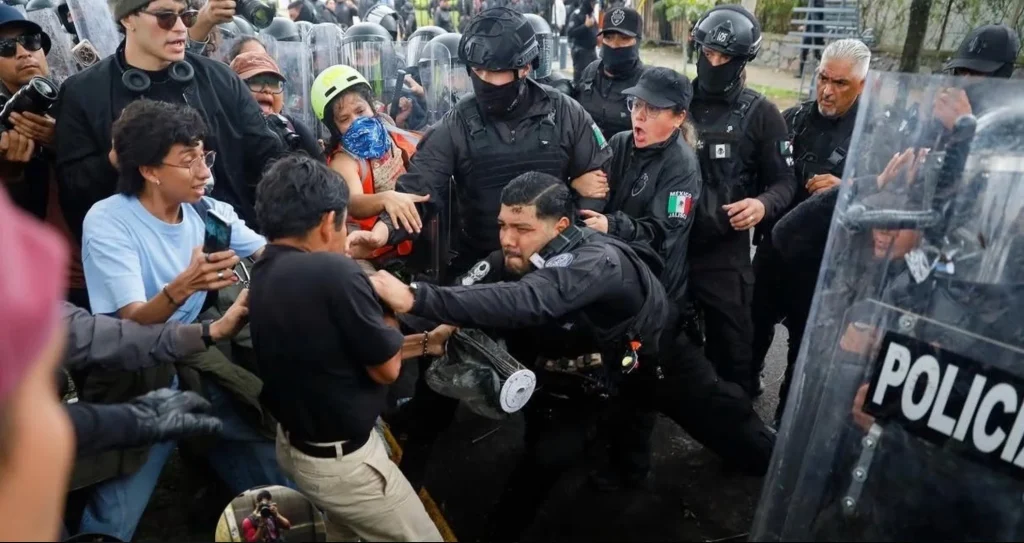 Es represión lo de Jalisco, hay que llamarlo por su nombre: Sheinbaum 1 Manifestación por el agua donde se señaló represión en Jalisco.
