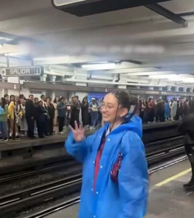Mañanitas a Natalia, le cantan en el Metro (VIDEO) 2 Usuarios del Metro de la Ciudad de México cantan Las Mañanitas a una joven