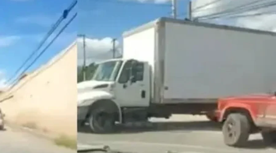 Mujer evita despojo de carro y huye del bloqueo