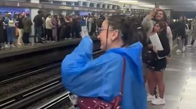 Natalia Metro CDMX 22 Natalia, una joven fue sorprendida en el Metro de la Ciudad de México con Las Mañanitas