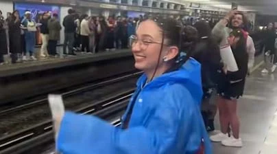 Mañanitas a Natalia, le cantan en el Metro (VIDEO) 1 Mañanitas a Natalia fue sorprendida en el Metro de la Ciudad de México con Las Mañanitas