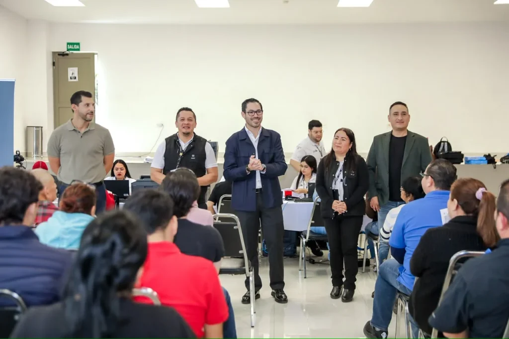 Abre David de la Peña puertas de Santiago a oficina móvil del SAT 1 Abre David de la Peña puertas de Santiago a oficina móvil del SAT
