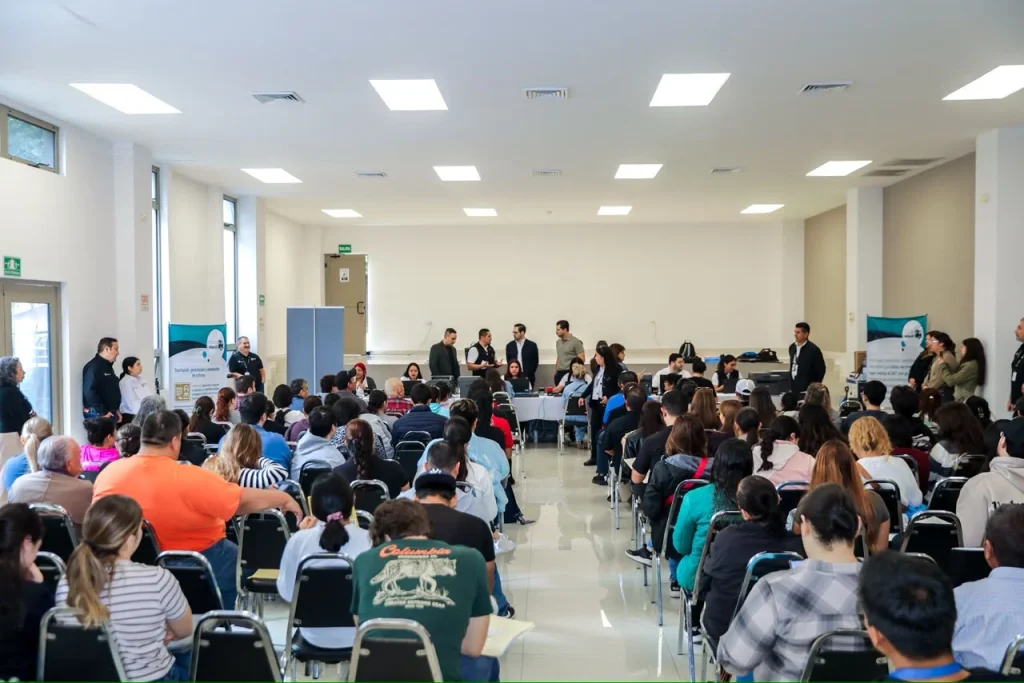 Abre David de la Peña puertas de Santiago a oficina móvil del SAT 2 Abre David de la Peña puertas de Santiago a oficina móvil del SAT