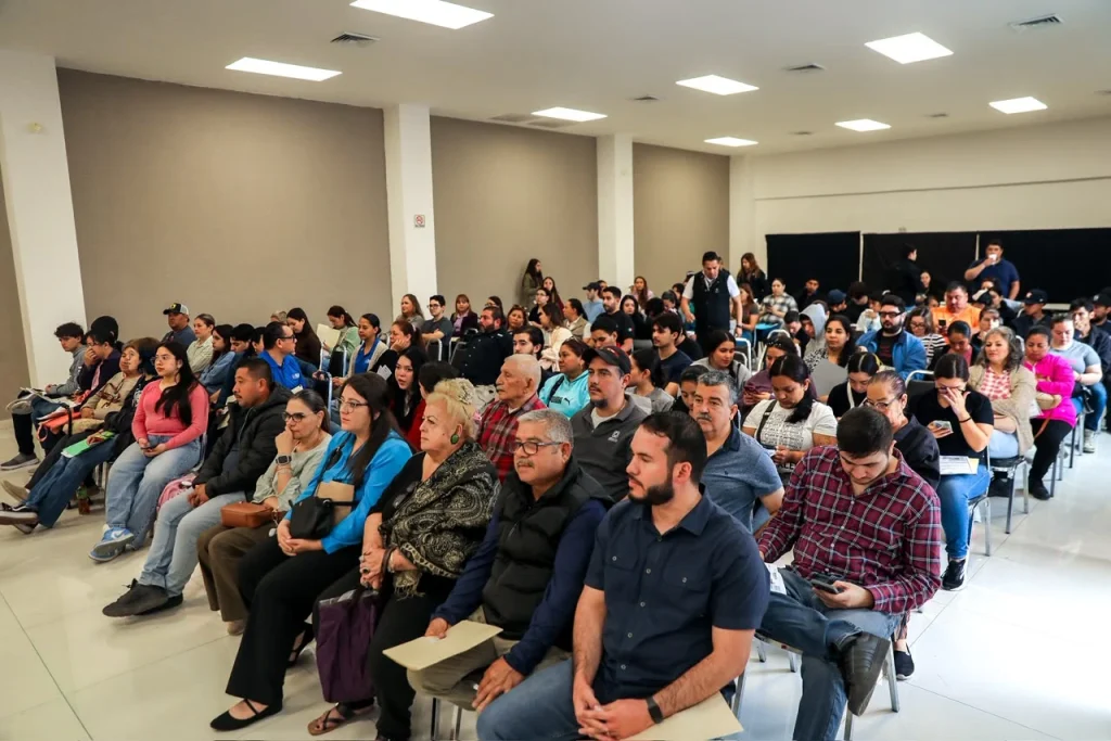 Abre David de la Peña puertas de Santiago a oficina móvil del SAT 4 Abre David de la Peña puertas de Santiago a oficina móvil del SAT