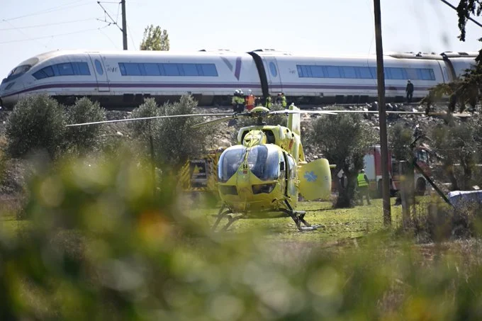 Suman 74 muertos en accidente de tren en España 2 Suman 74 muertos tras el choque de trenes en España. Autoridades investigan fallas en el sistema de seguridad de las vías.