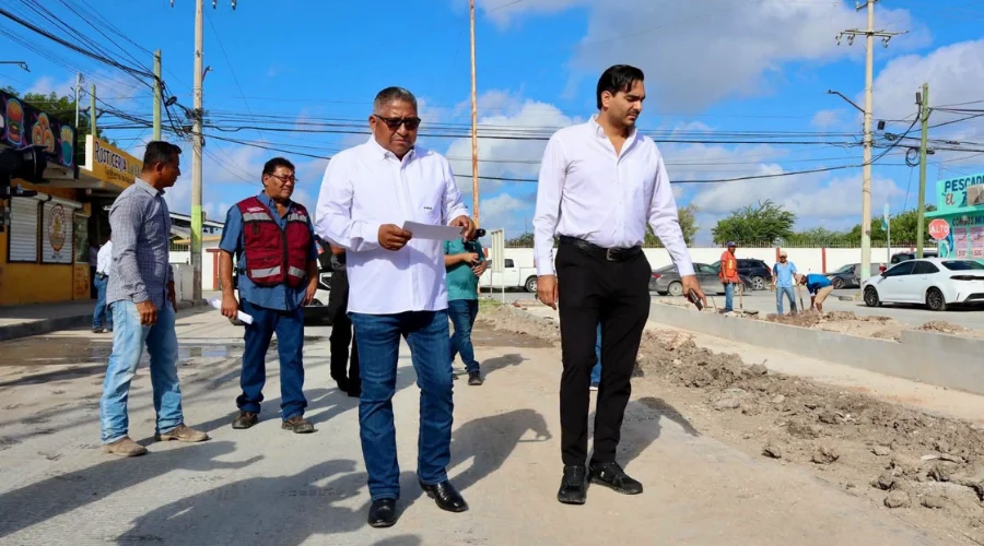 Supervisa avance del canal pluvial en Villas de Diamante El alcalde Carlos Peña Ortiz, acompañado del secretario de Obras Públicas, Eduardo López Arias, supervisó los trabajos de construcción del canal pluvial sobre Paseo del Tamesí, en el sector de Villas de Diamante, una obra de más de 2,900 metros lineales que beneficiará a más de 16 mil habitantes.