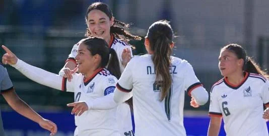 La Sub-17 vence 1-0 a Australia y avanza a Octavos 2 Jugadoras de la Selección Mexicana Femenil Sub-17 celebrando la victoria ante Australia.