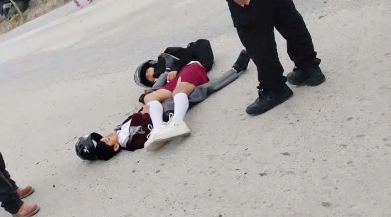 Moto derrapa y deja 2 menores lesionados 1 Un Accidente en Loma Real deja lesionados a dos menores en motocicleta.